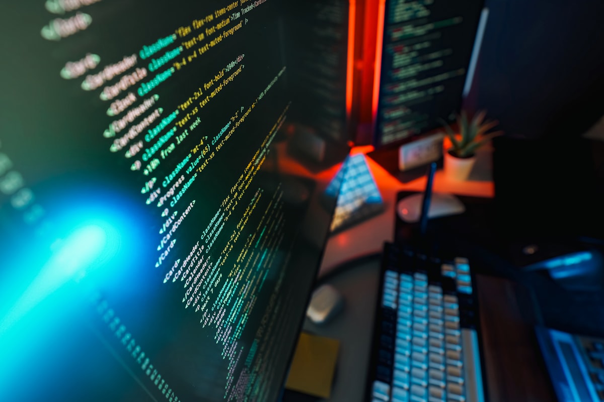 Team som deltar i interaktiv programmeringsutbildning