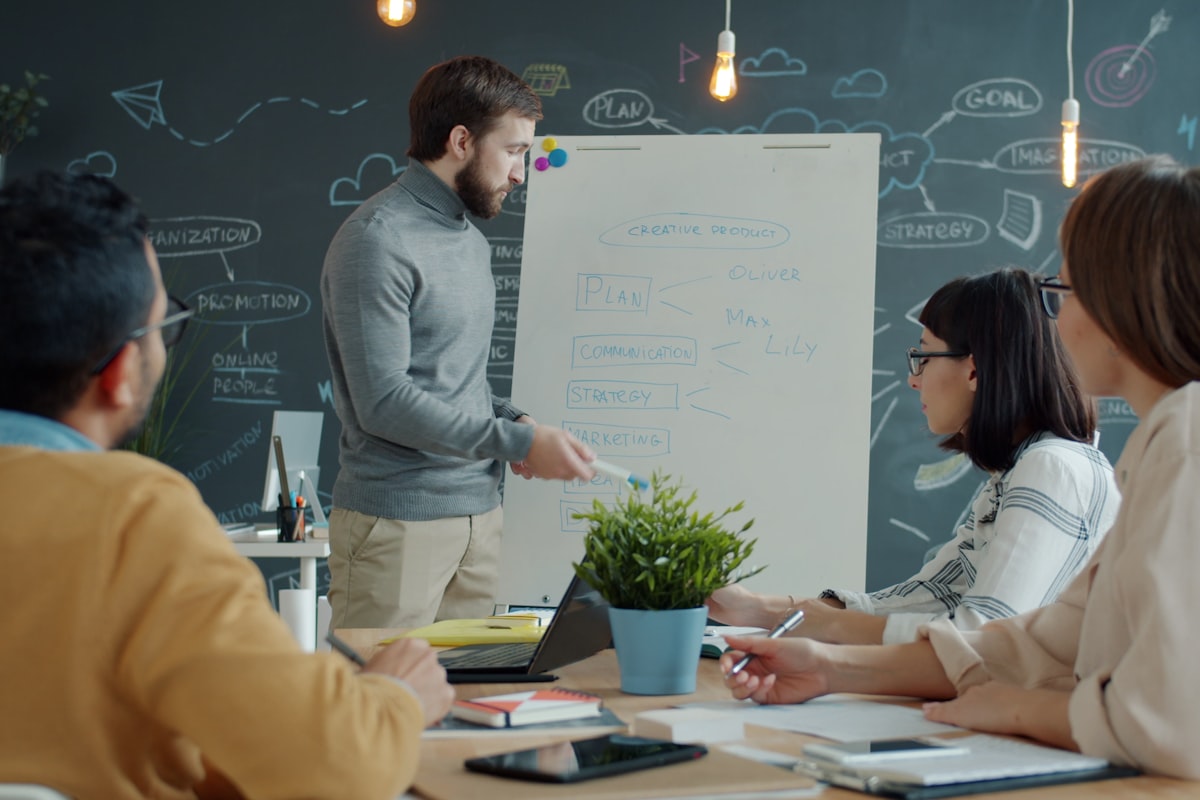 Person som studerar programmering vid dator